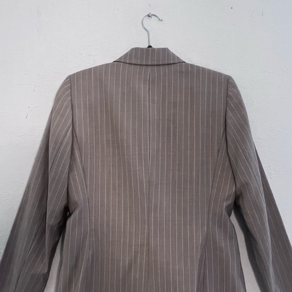 Suit - Picture 3 of 9